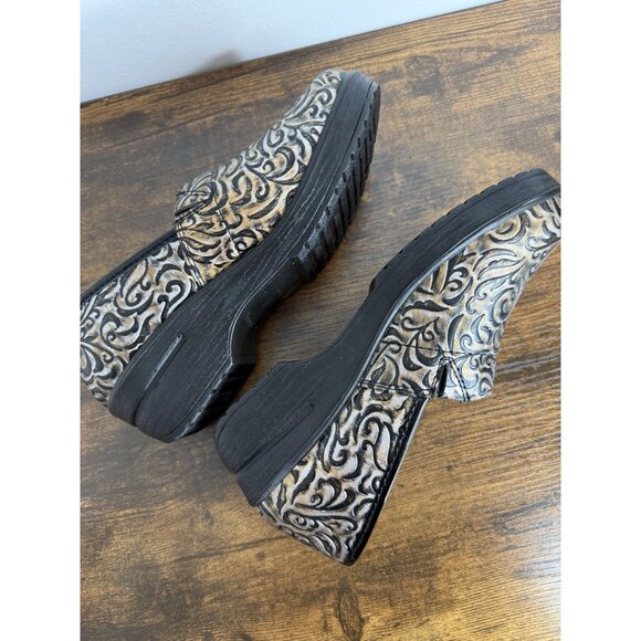 Women's Easy Works by Easy Street Laurie Slip-Resistant Shoe - Size 7.5 - Picture 6 of 7